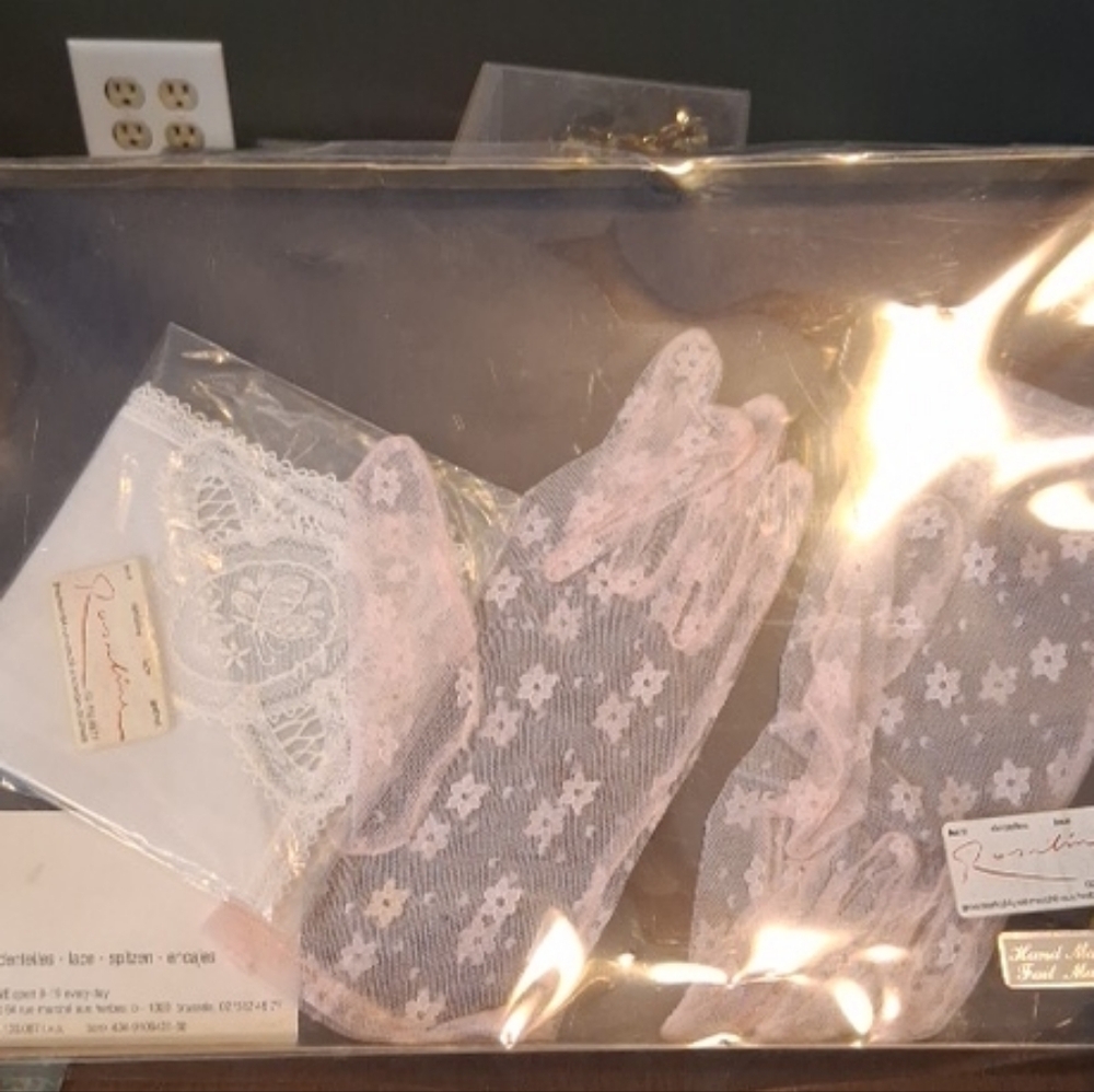 Elegant Pink Lace Gloves Hankie Brussels